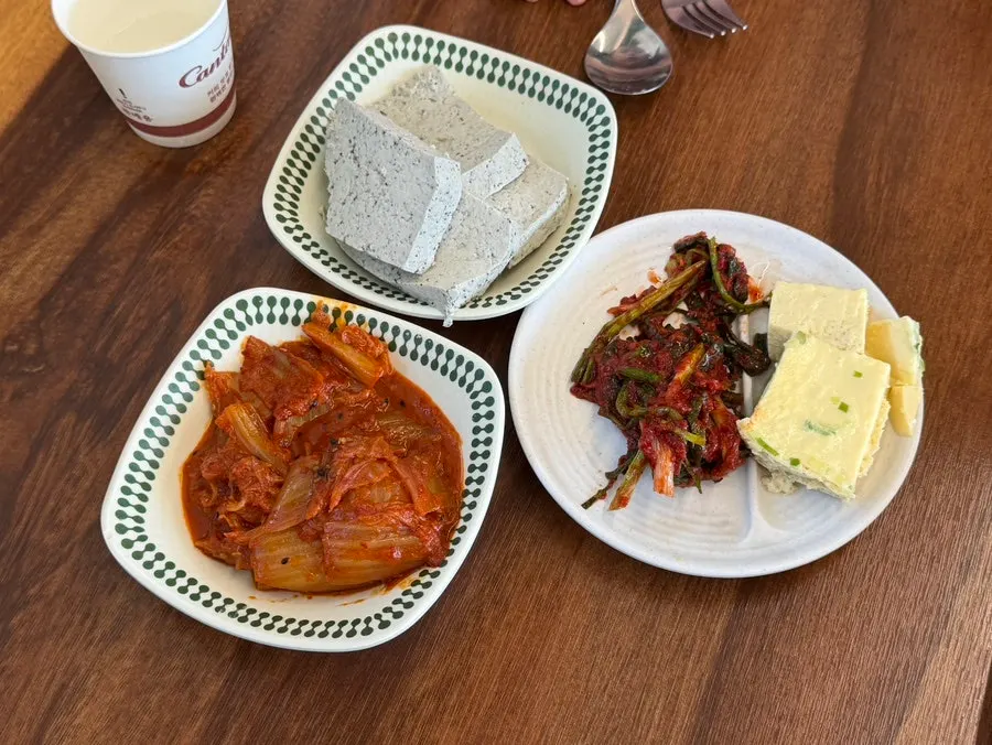 셀프바에서 담아온 반찬 접시