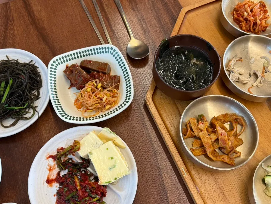 반찬을 곁들인 테이블 상차림