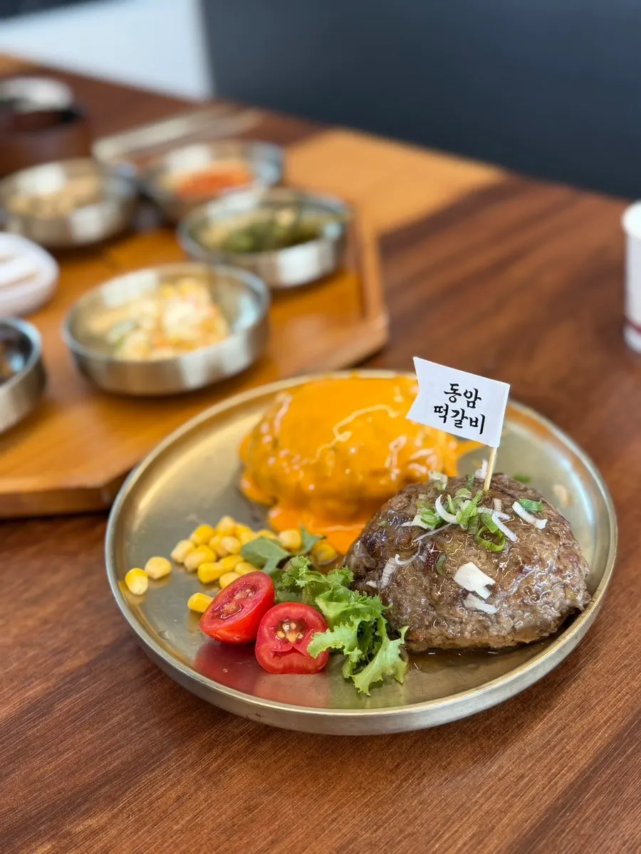 주문한 떡갈비 정식 두 상