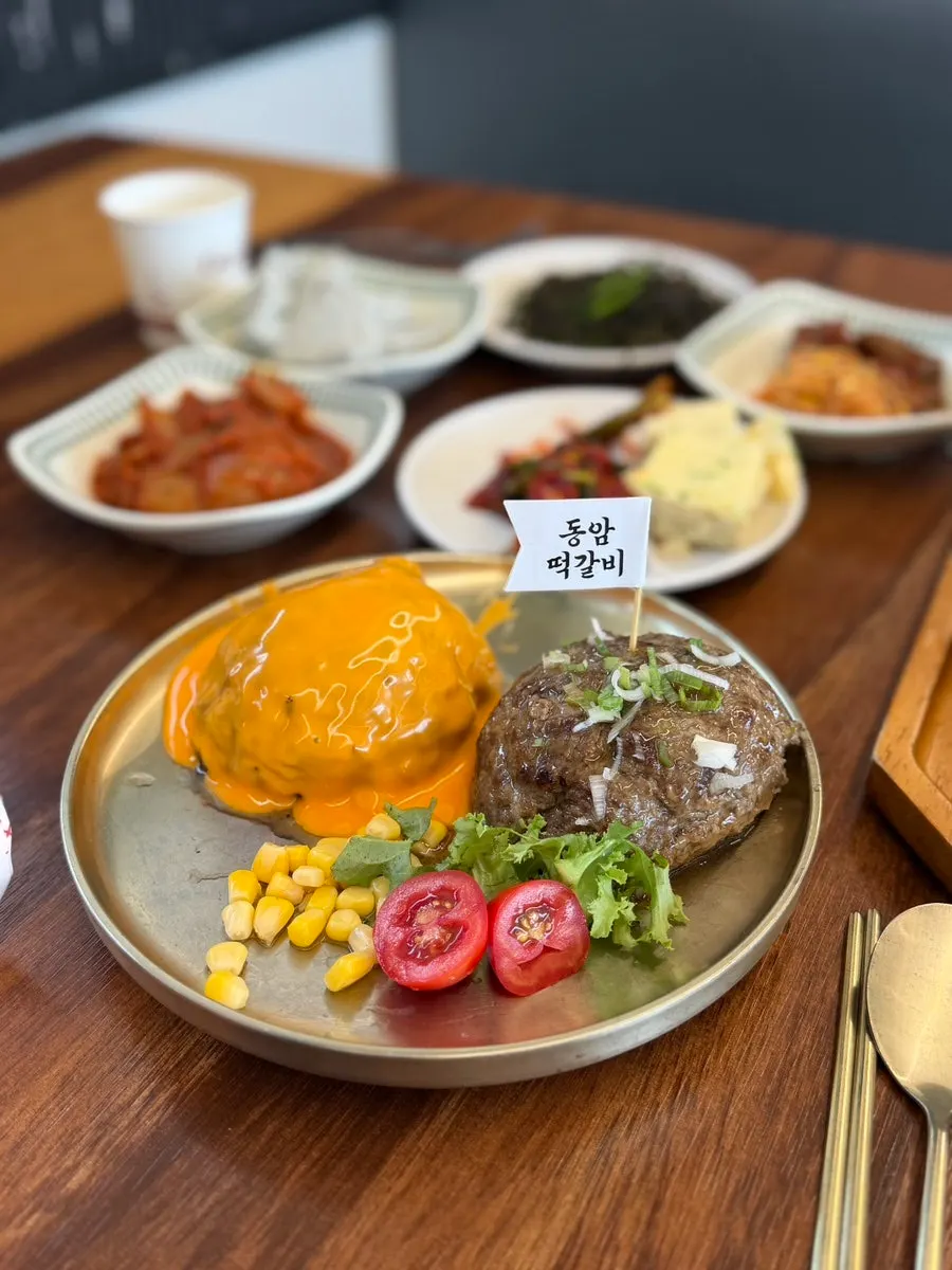 동암 떡갈비 정식과 치즈 떡갈비 정식 구성