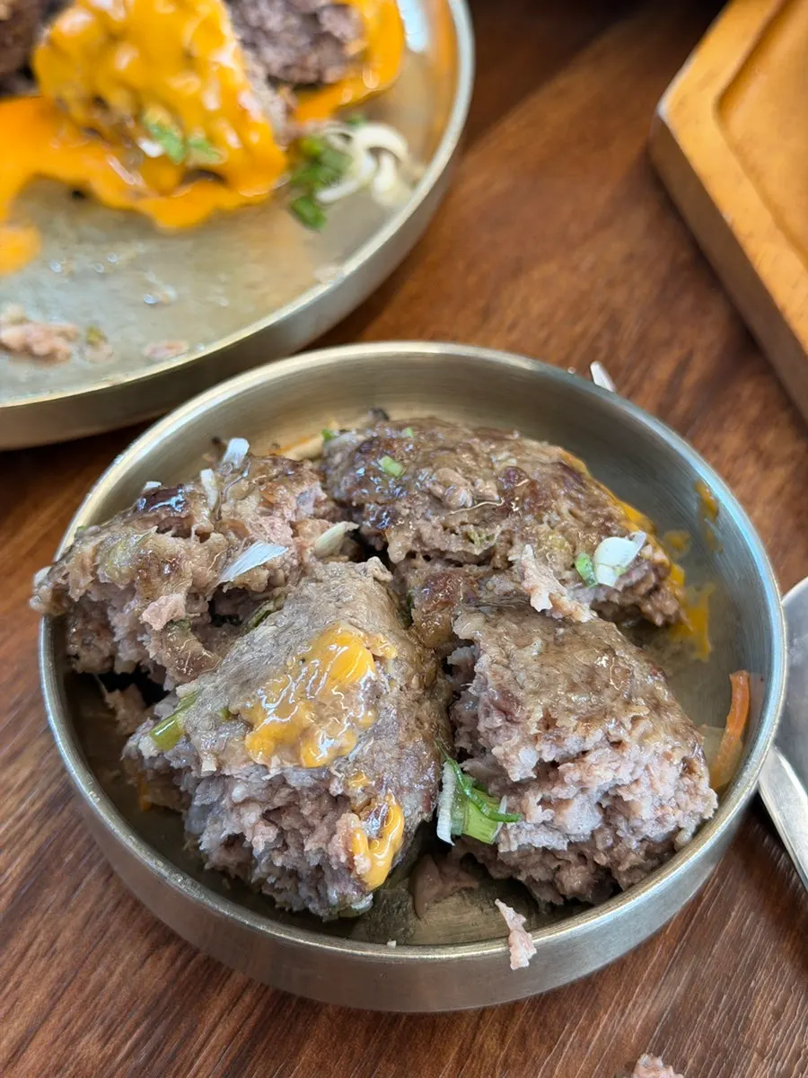 겉이 노릇하게 구워진 떡갈비