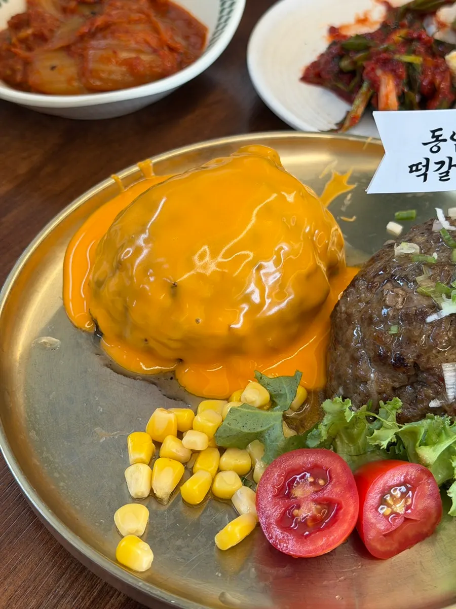 치즈소스가 뿌려진 치즈 떡갈비
