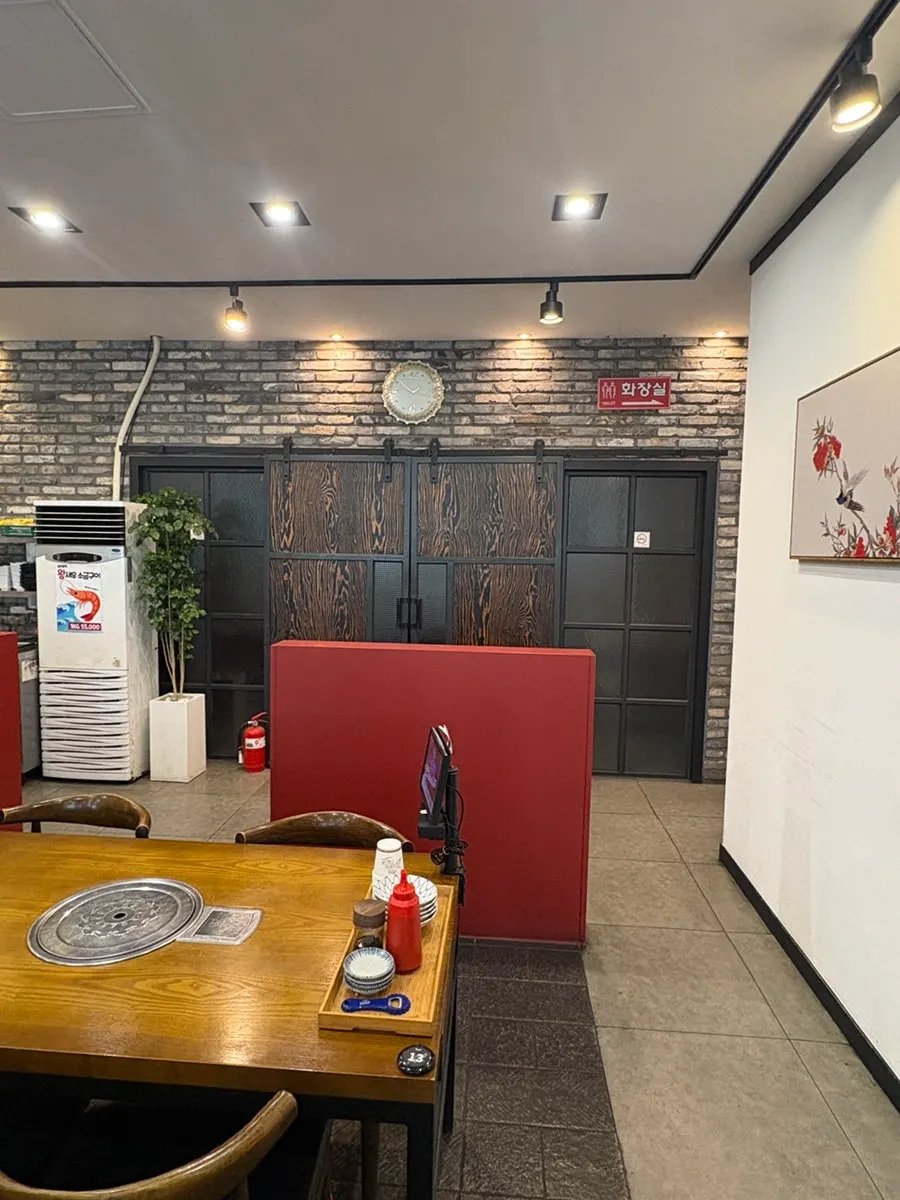 여러 종류가 담긴 모듬회 모습