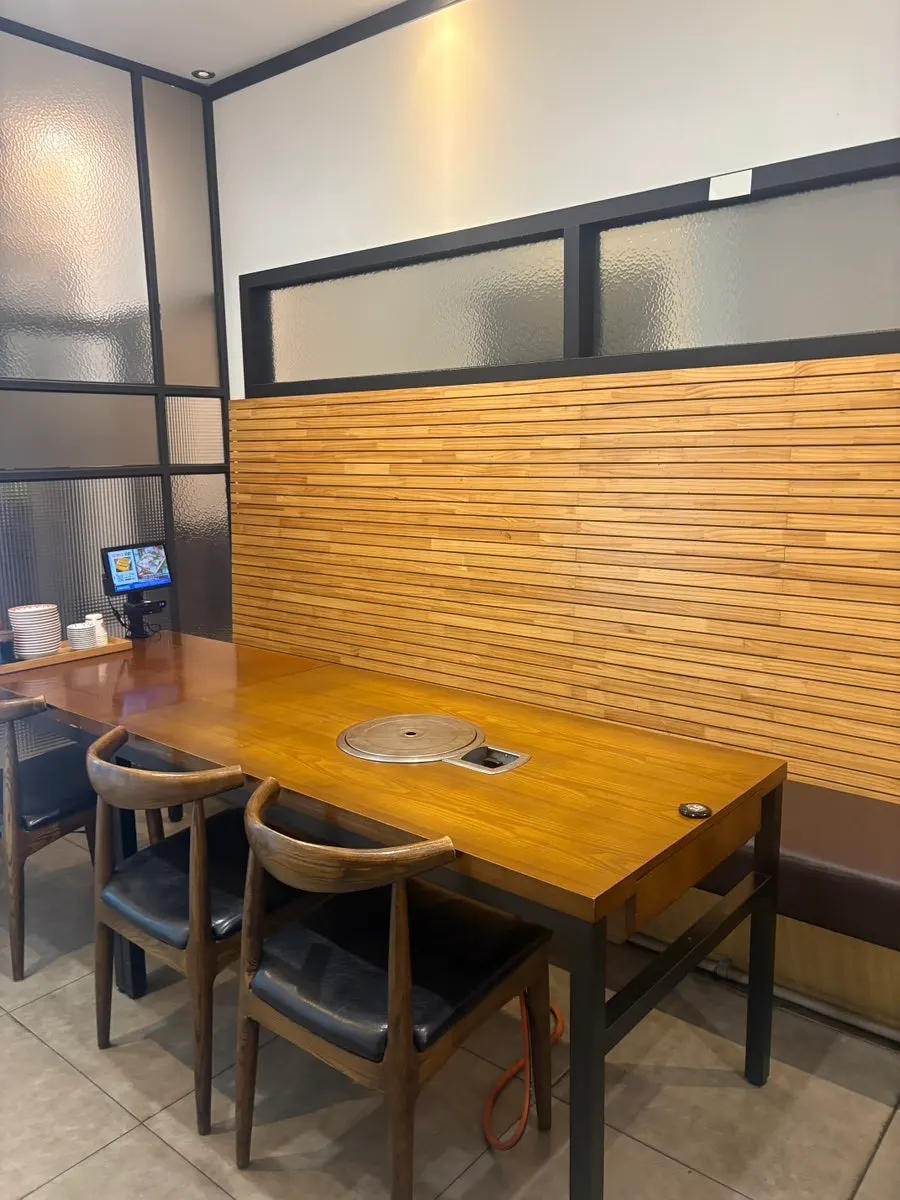 2인세트 회와 반찬이 놓인 테이블
