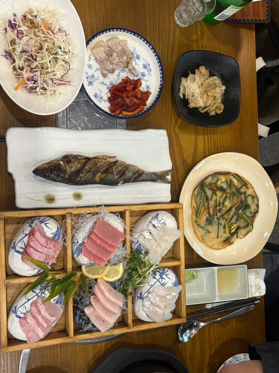 회를 덜어 먹는 접시 모습