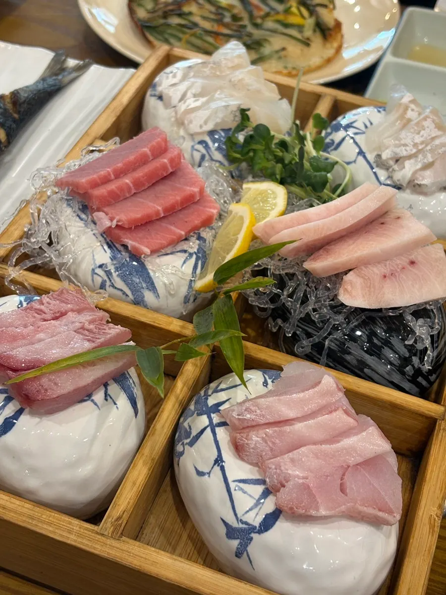 미역국과 밥을 함께 놓은 상차림