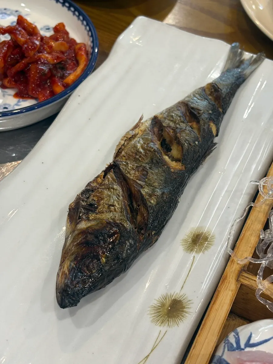 밑반찬으로 나온 꽁치와 미역국