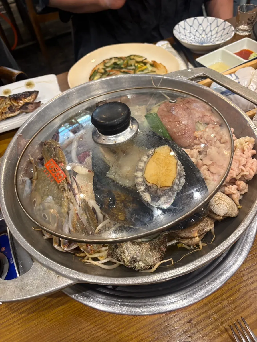 꽁치와 밥을 함께 먹는 상차림