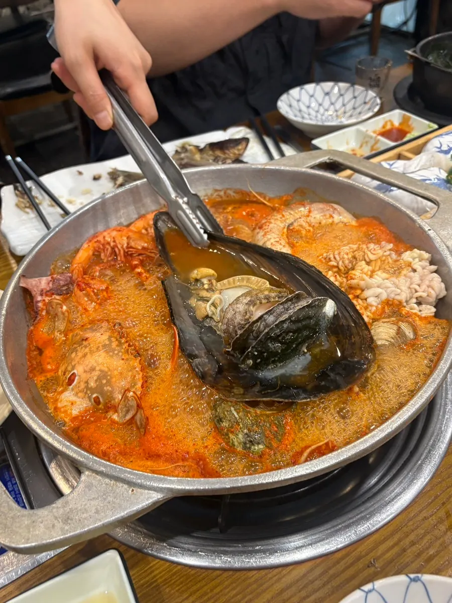 해물이 담긴 해물탕 냄비