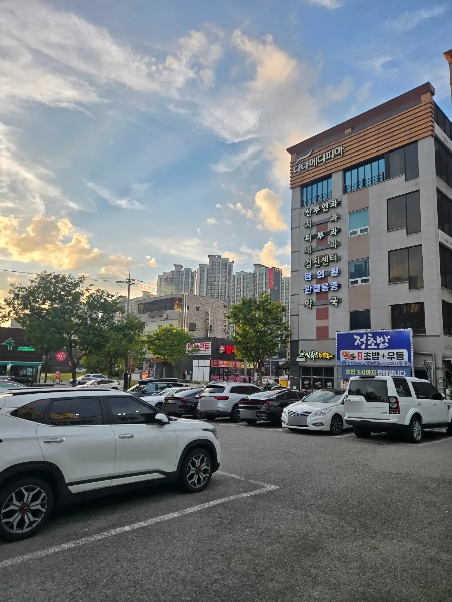 Donghae Bada Hoetjip's location on the main road and entrance