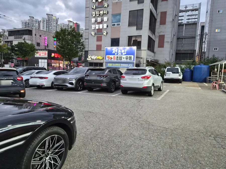 Parking lot in front of Donghae Bada Hoetjip