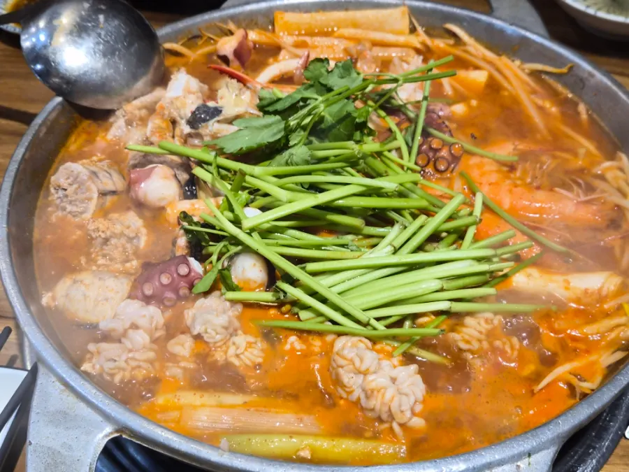 Spicy and refreshing seafood stew broth