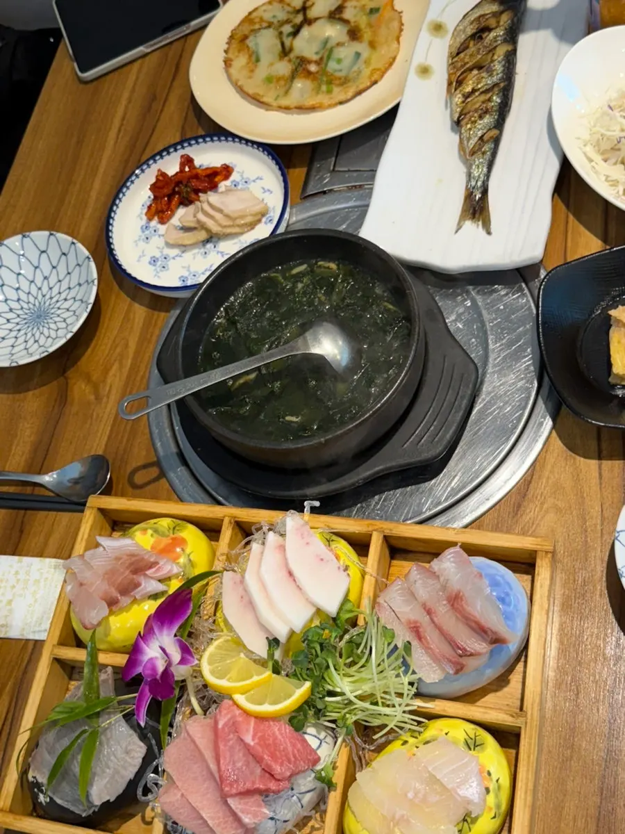 Full spread of basic side dishes (sokdaji)