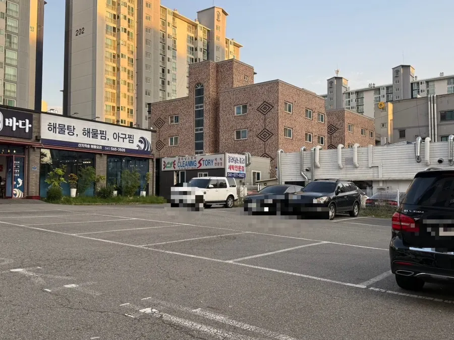 Spacious parking area in front of Donghae Bada Hoetjip