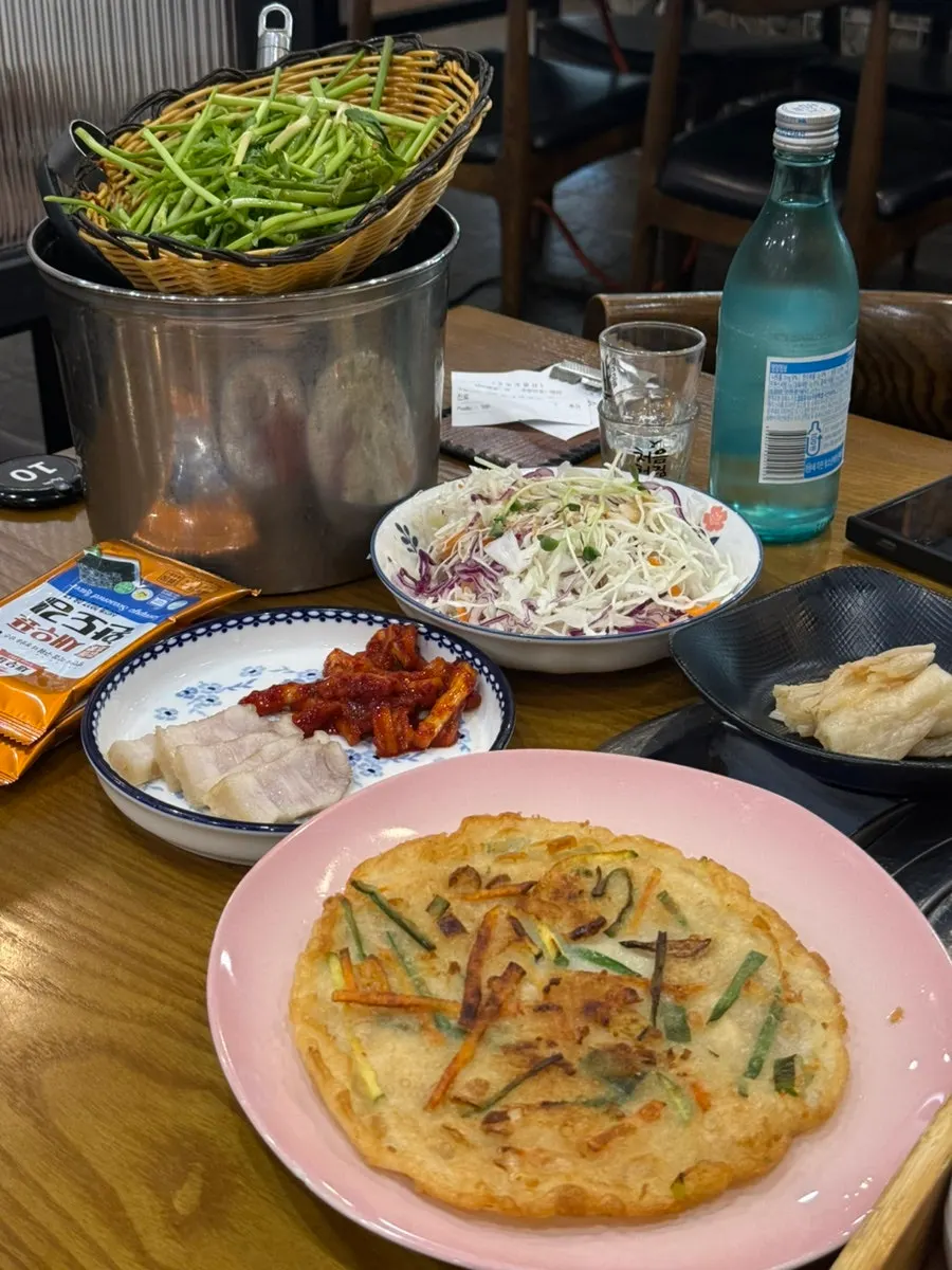 Stone-bowl seaweed soup and braised silkworm pupae among the side dishes