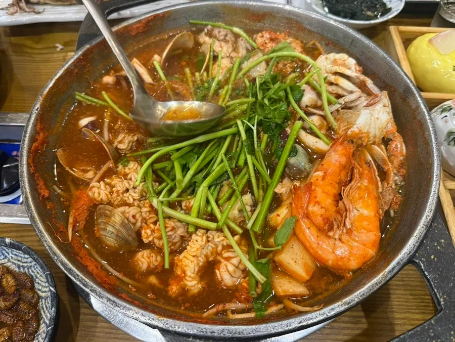 Donghae Bada Hoetjip's seafood stew simmering on the burner