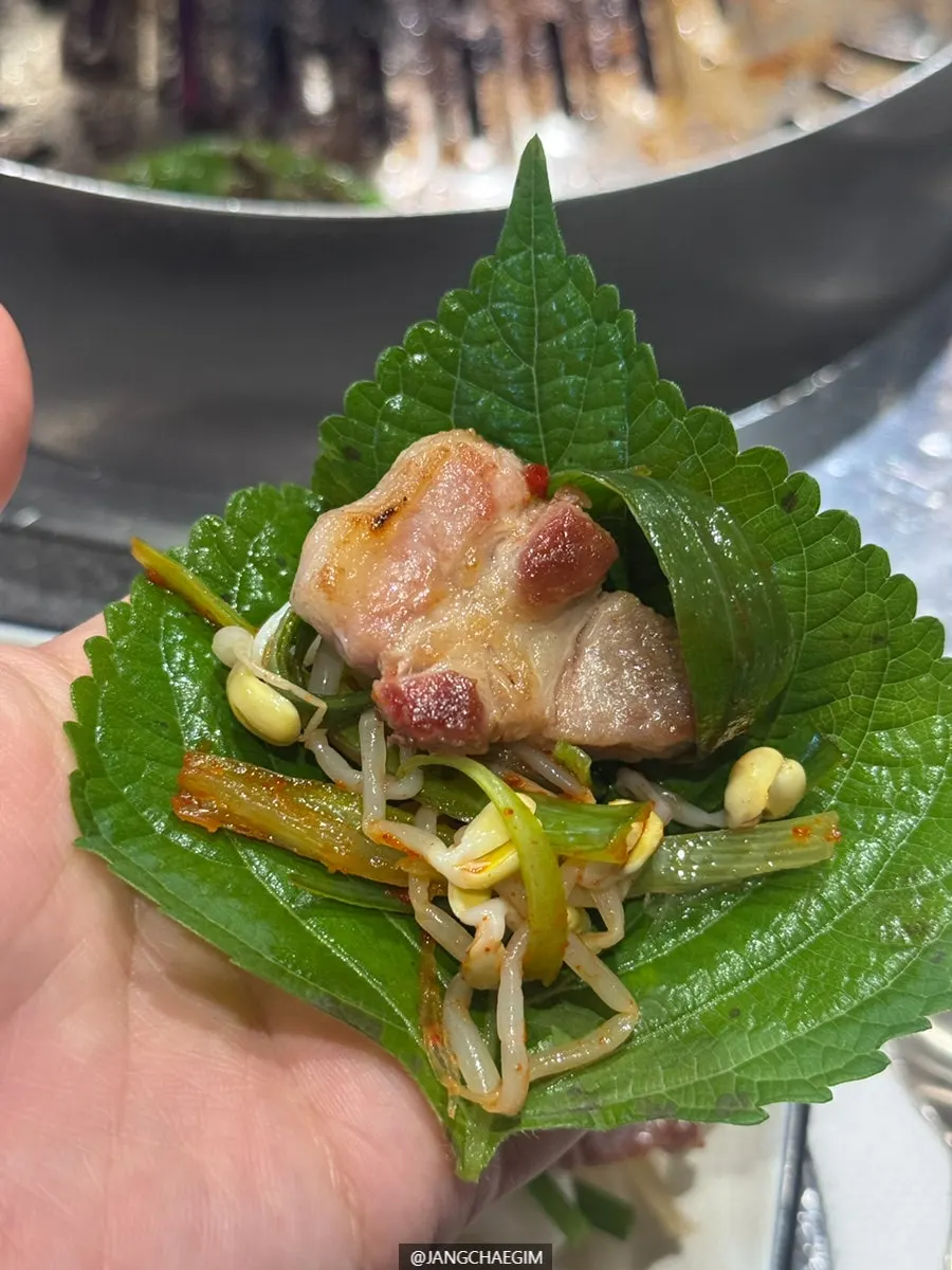 돼지 전용 불판의 목살과 삼겹살
