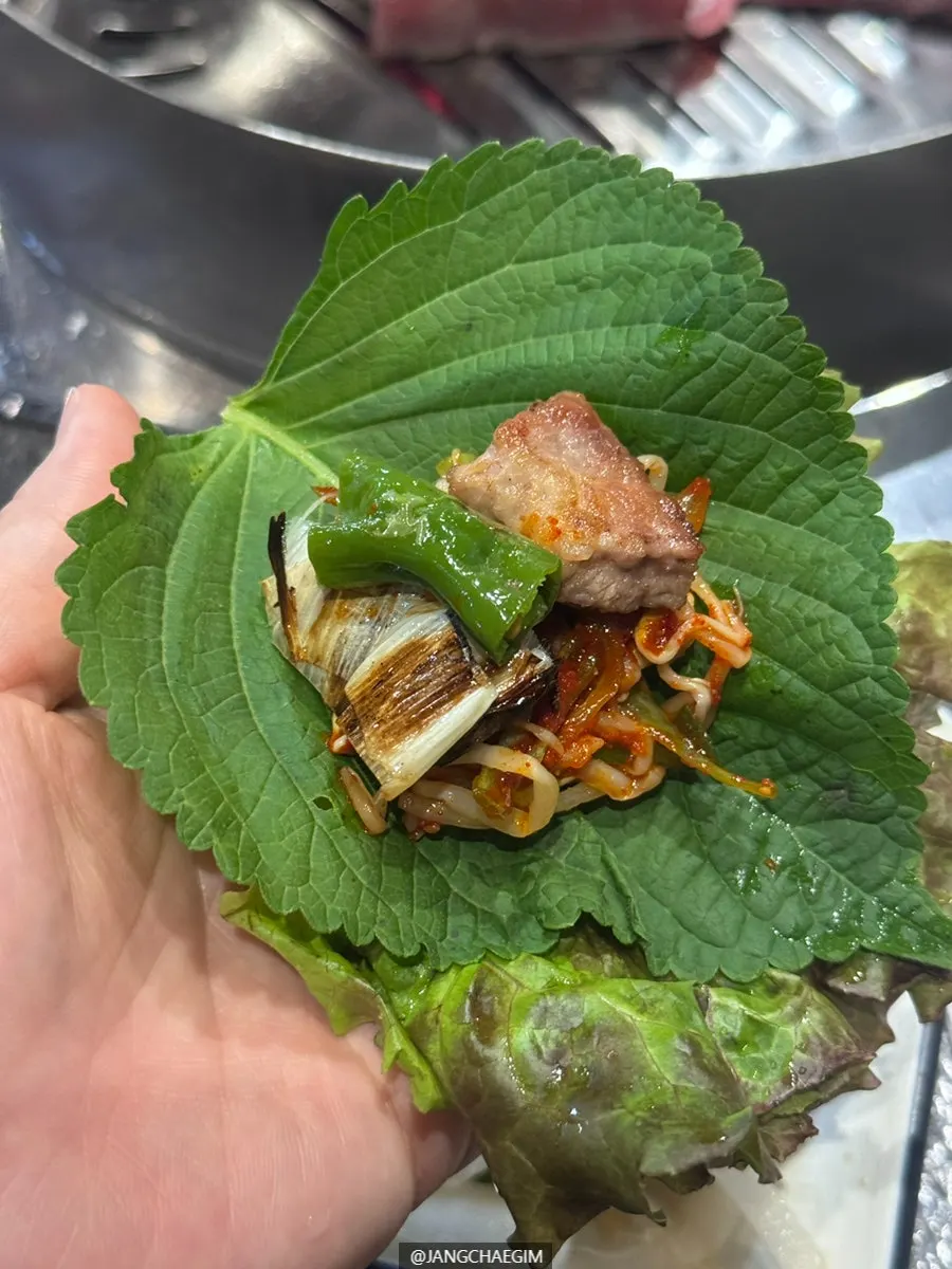돼지 전용 불판의 목살과 삼겹살