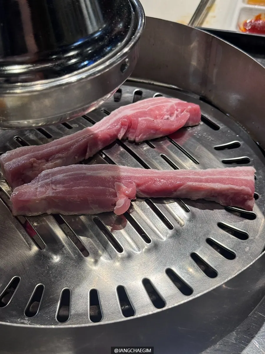 돼지 전용 불판의 목살과 삼겹살