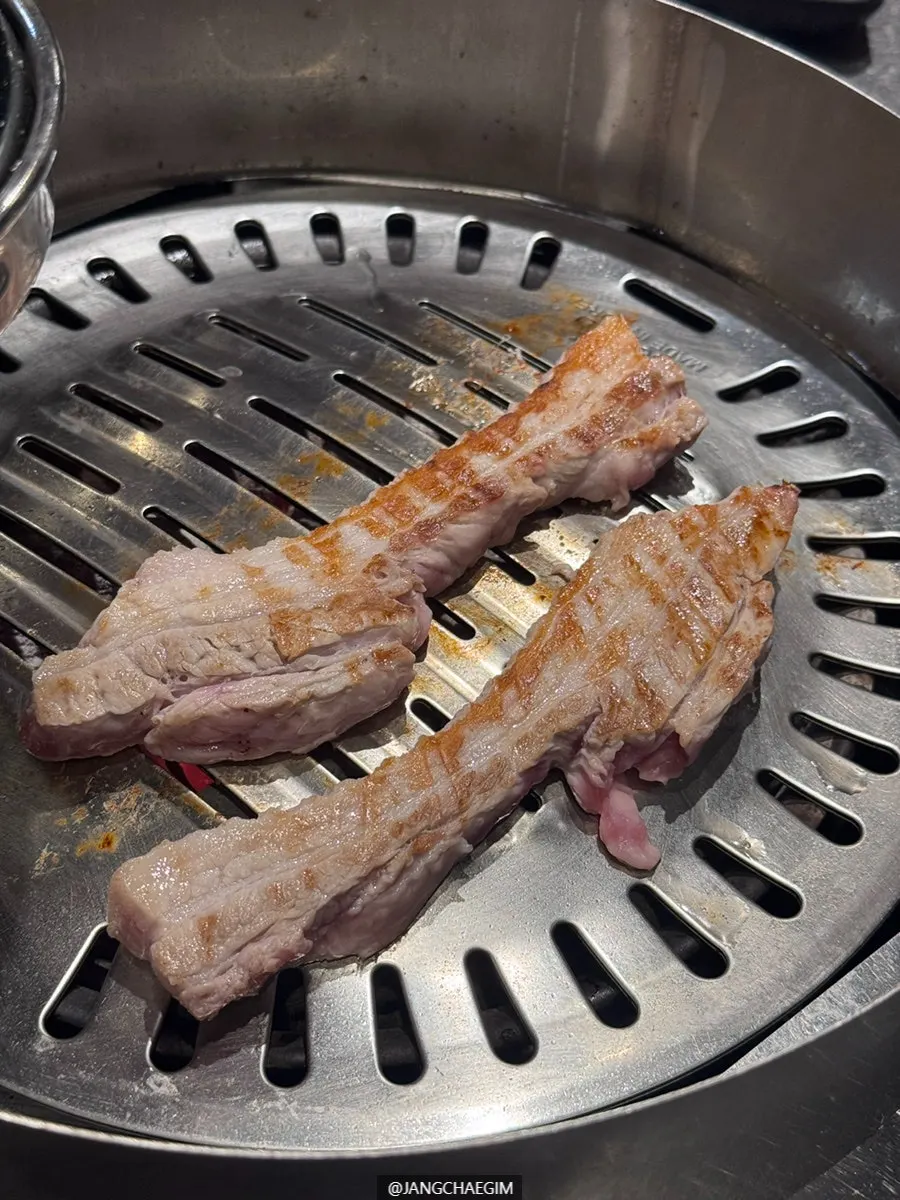 돼지 전용 불판의 목살과 삼겹살