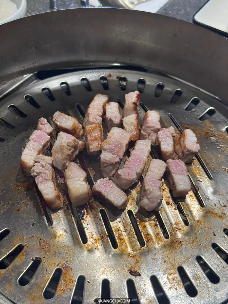 돼지 전용 불판의 목살과 삼겹살