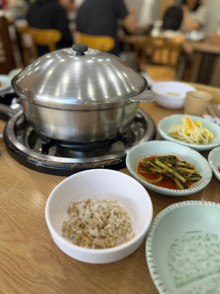 Signature menu and prices at Baekcheongu Kalguksu