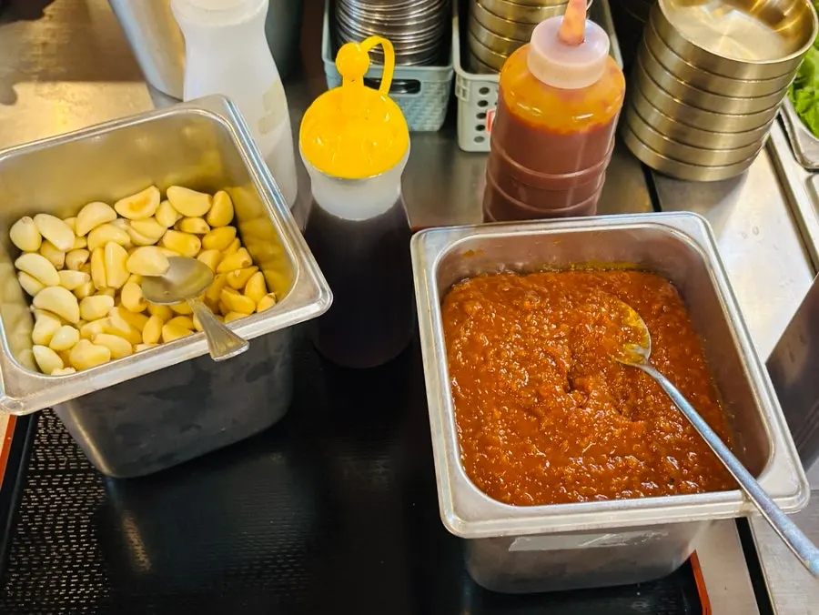 Self bar salad and seasoned bean sprout side dishes