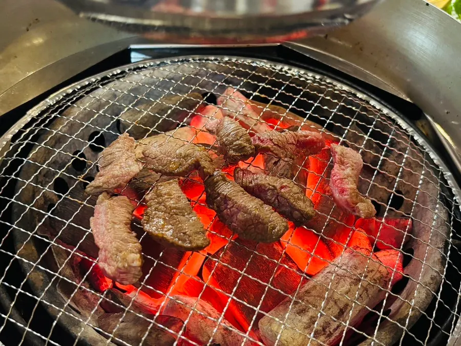 Meat cooking quickly over the charcoal