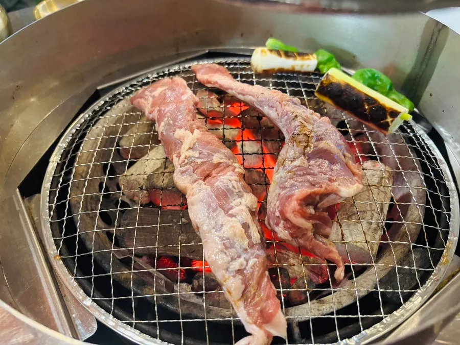 Charcoal-grilled meat cut into bite-sized pieces
