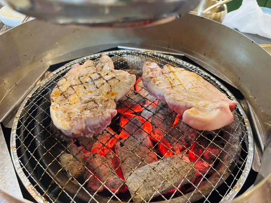 Wrapping up the meal at Dongbaek Hanokjip