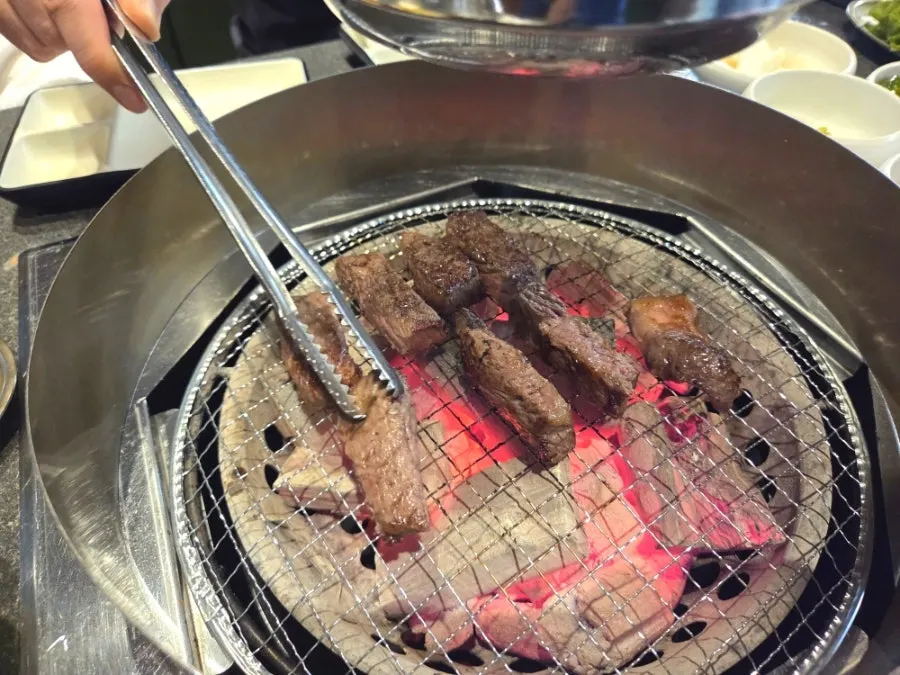 숯불 위 불판에 올린 한우 아랫등심