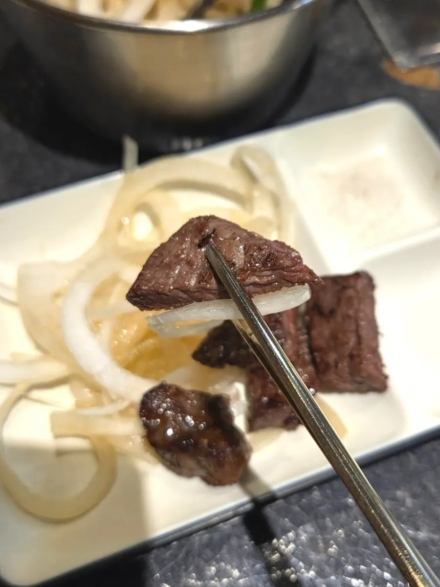 노릇하게 구워진 한우 아랫등심