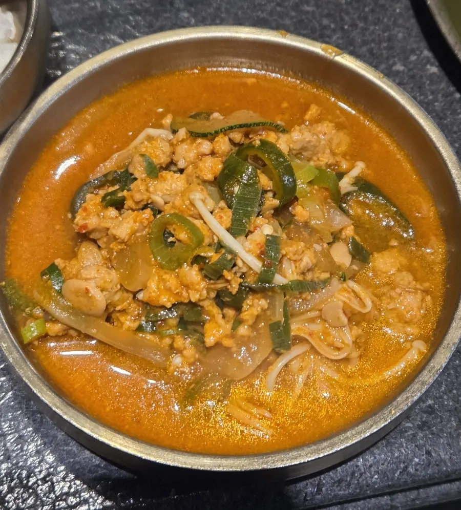 다진 고기가 푸짐한 된장찌개 국물