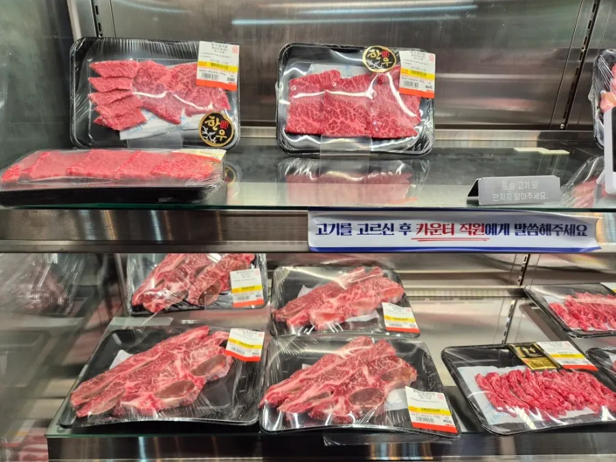 살치살 부채살 갈비살 등심 등 진열된 부위
