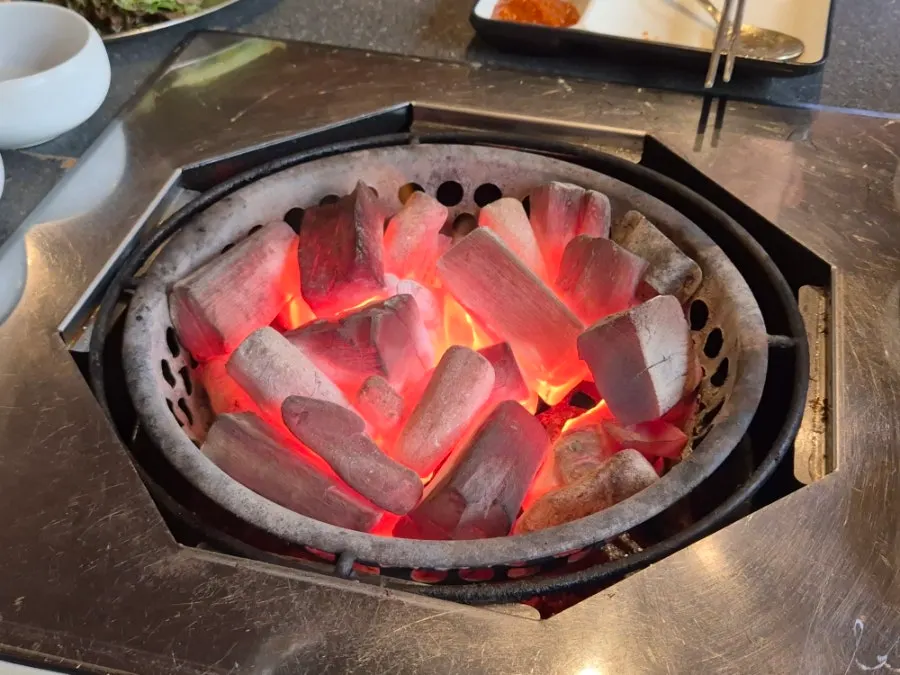 테이블에 들어온 숯불 화로