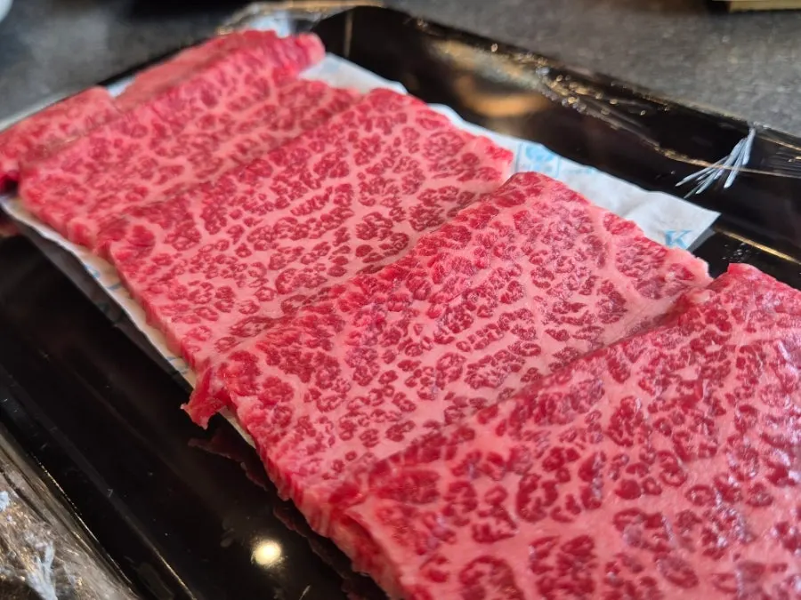 선홍빛 마블링이 촘촘한 1++ 한우 살치살