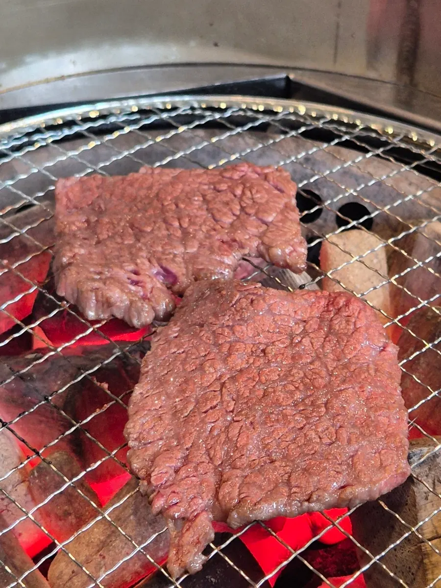 집게로 집어 든 살치살 구이