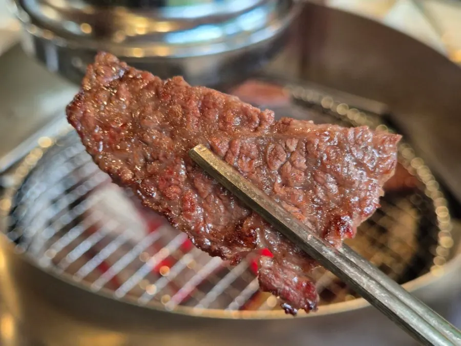 소금과 와사비를 곁들인 한우 살치살