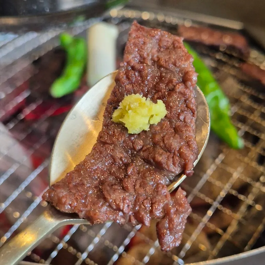 와사비를 올린 한우 한 점 클로즈업