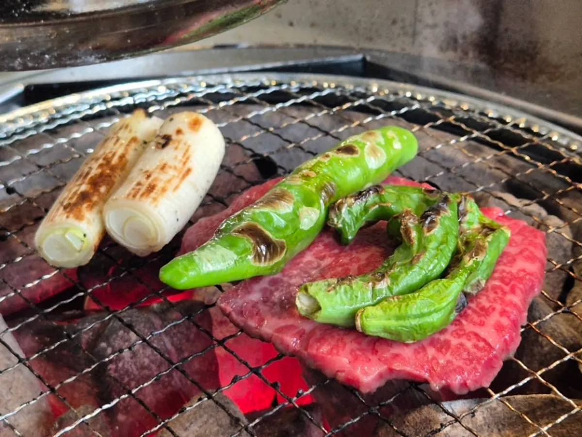 꽈리고추와 대파를 함께 구운 숯불 화로