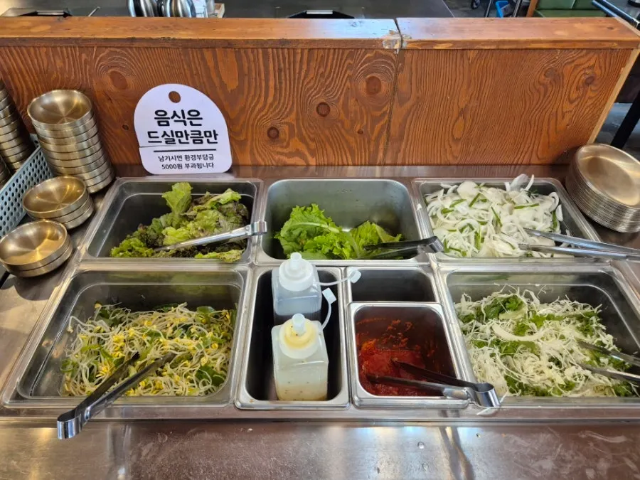 반찬과 소스를 추가할 수 있는 셀프바