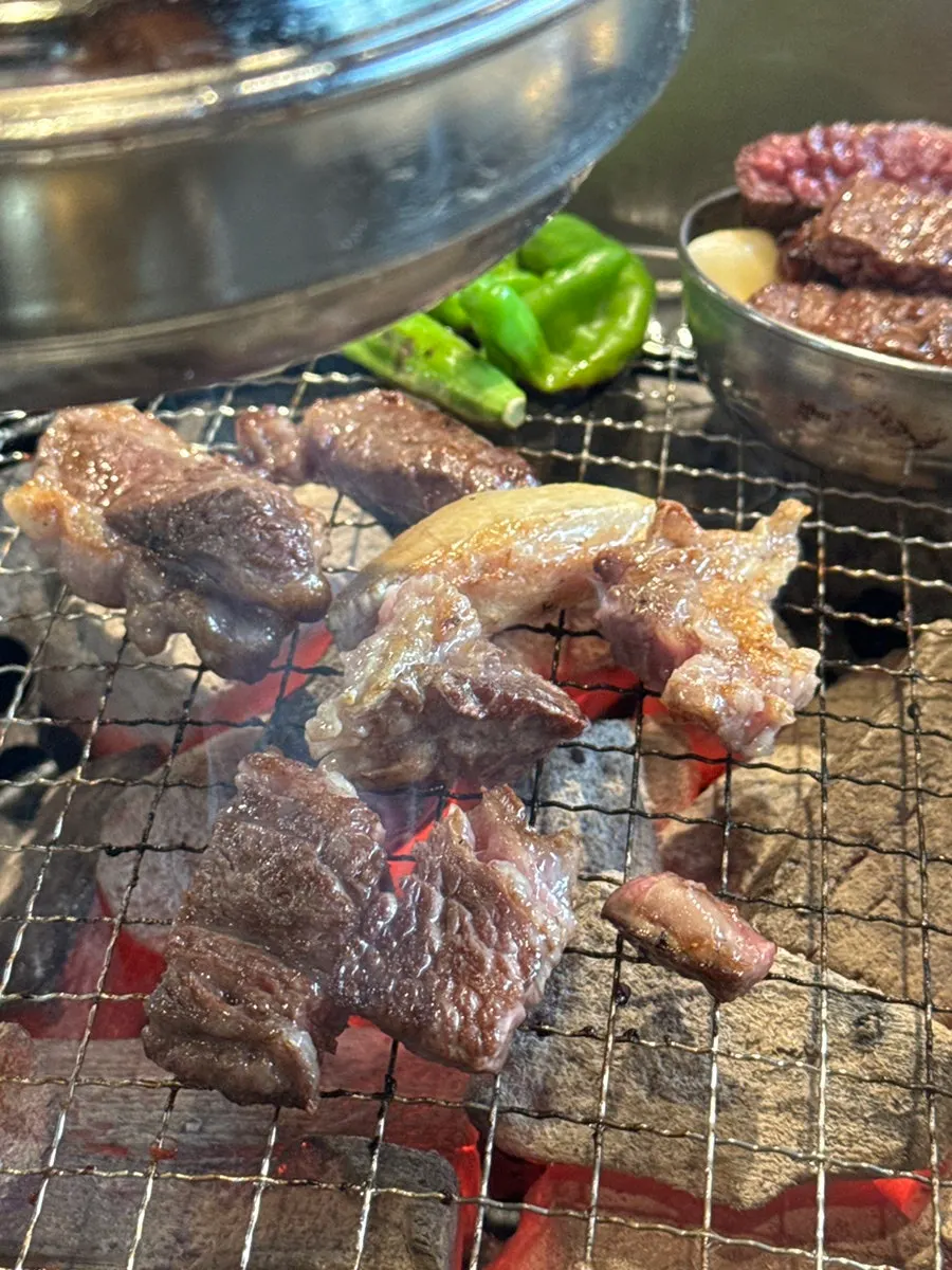 Pickled side dishes served with the meat