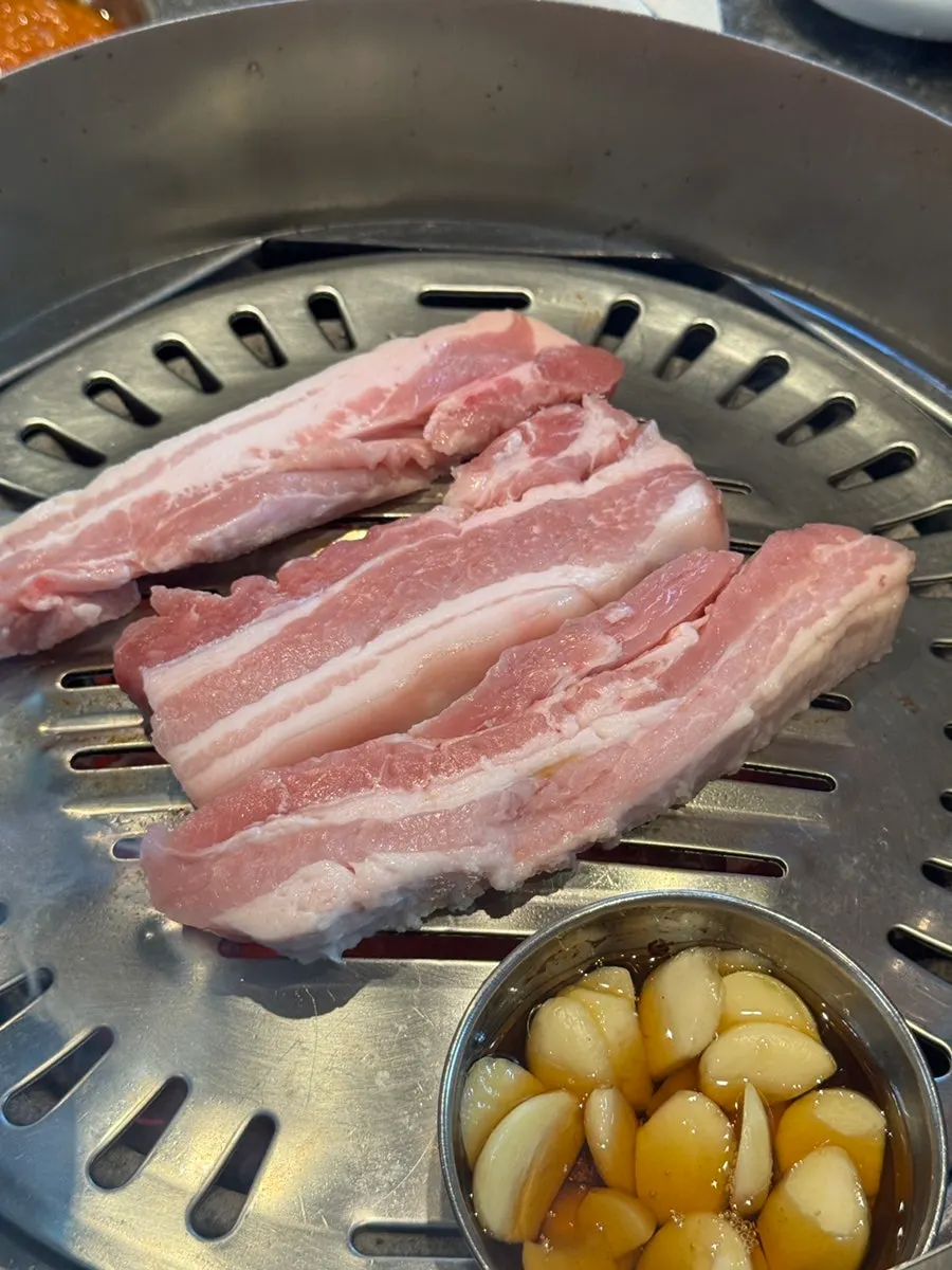 자리에 세팅한 고기 팩과 반찬