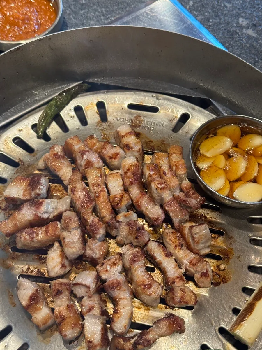 달궈진 숯불 화로와 불판