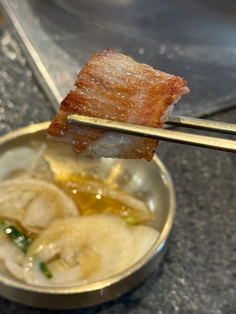 노릇하게 익은 삼겹살 구이