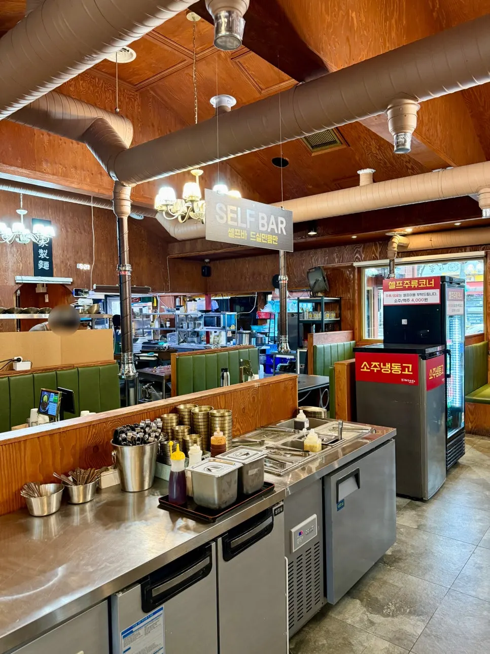 Self-serve bar set up in the center of the restaurant