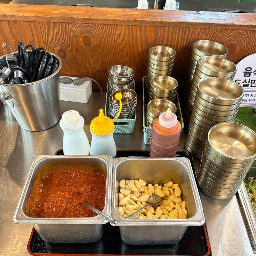 Wrap vegetables and side dishes at the self-serve bar