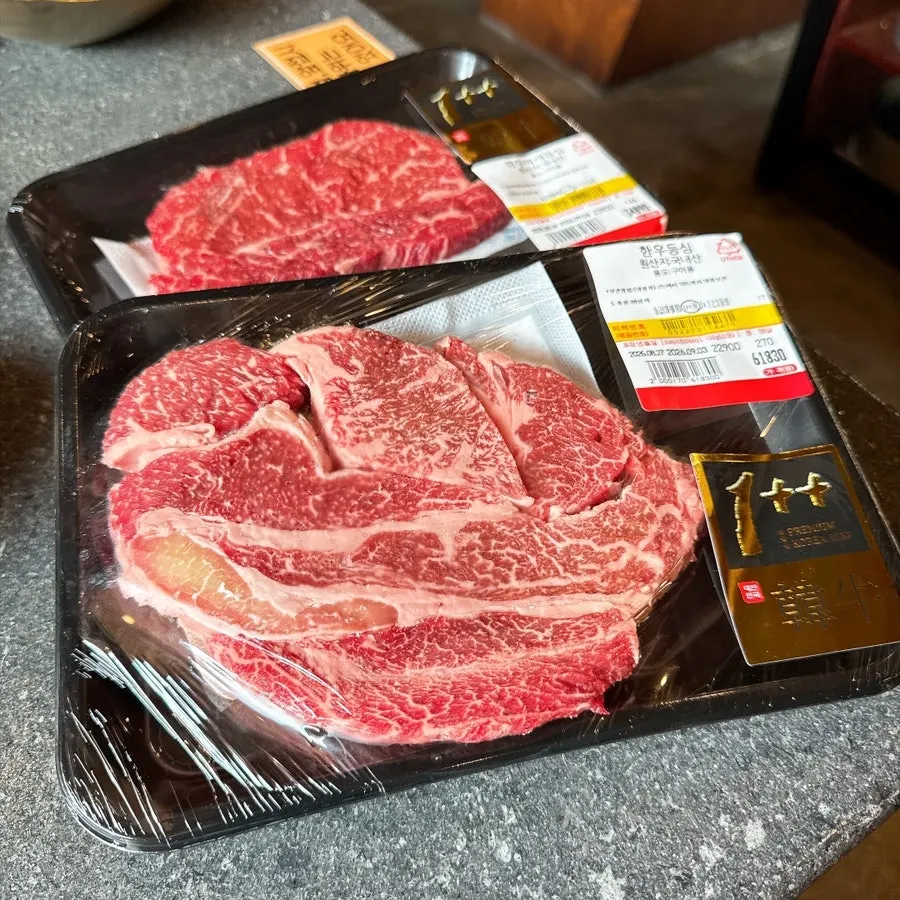 Hanwoo 1++ sirloin and lower sirloin with vivid marbling