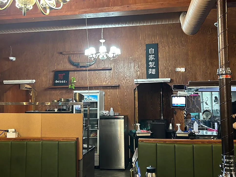 Remaining table setting and store atmosphere after the meal