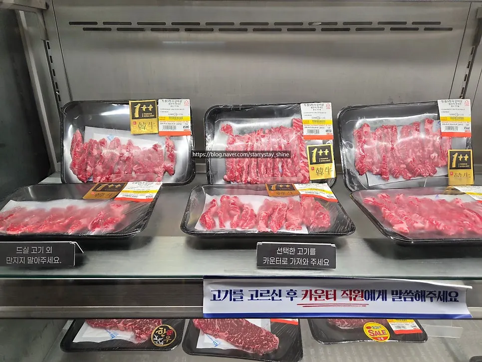 카운터에서 바코드를 찍는 주문 과정